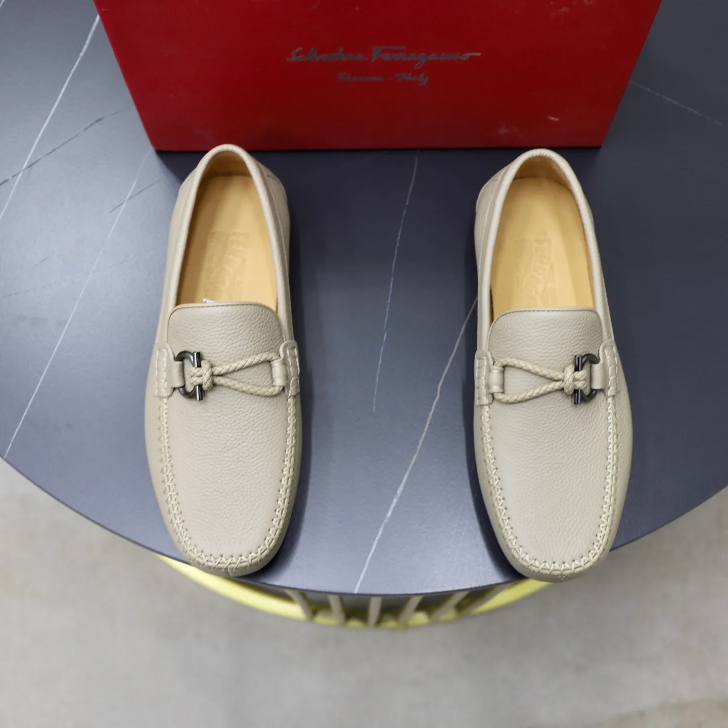 Ex-factory price: 480💰🙅‍♂️🙅‍♂️🙅‍♂️Niuli Brand: Ferragamo Standard code: Men's code 38/44 (45 customized) Grade: Same as the official website Material: Original imported cowhide leather lining Original wear-resistant lightweight outsole Style category: Men's casual slip-on shoes Bean shoes Distinguished luxury brand elements top luxury Color: actual picture color